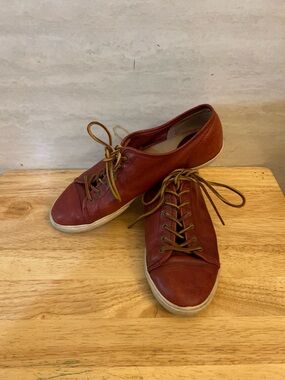 Frye Mindy Low Leather
Sneakers in a brick red/burgundy colorway.